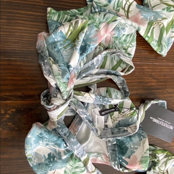 Pretty little thing Hawaiian bikini set and skirt - Picture 6 of 11